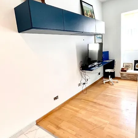 Апартаменты Bright Bookworm's Haven Слима