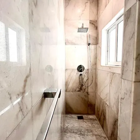 Bright Bookworm's Haven Apartmán *