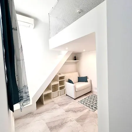 Bright Bookworm's Haven Apartmán