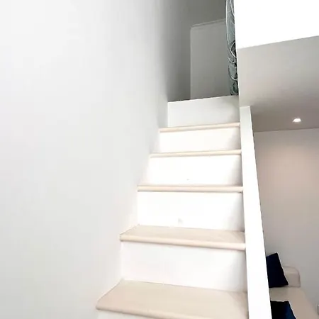 Bright Bookworm's Haven Слима