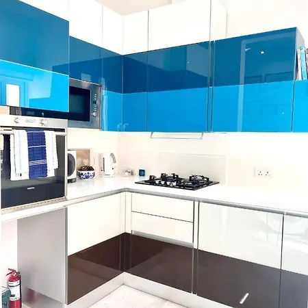 Bright Bookworm's Haven Слима