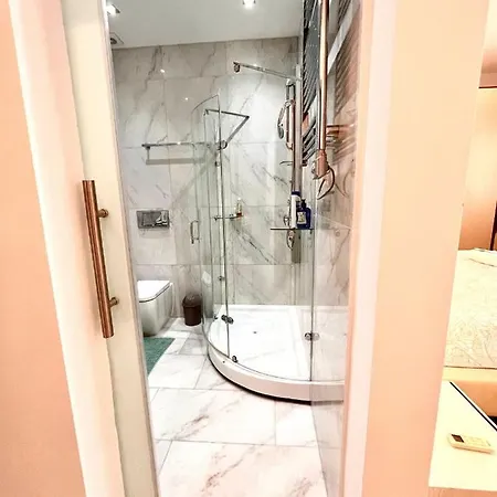 Bright Bookworm's Haven Слима