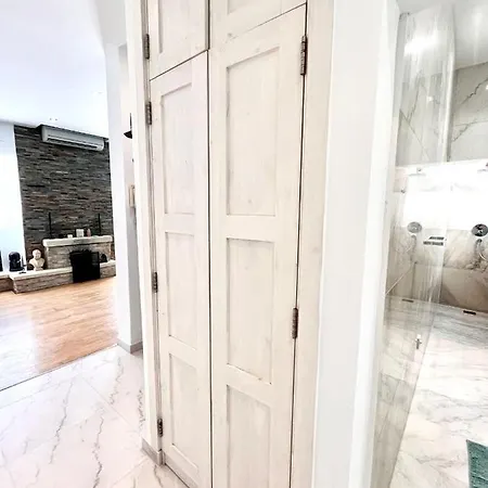 شقة Bright Bookworm's Haven *