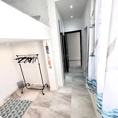 Bright Bookworm's Haven Apartmán